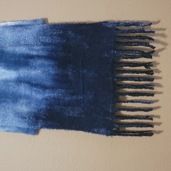 Steve Madden Scarf Wrap with Fringes One size @75" x 17" Blue White multi - Picture 3 of 9